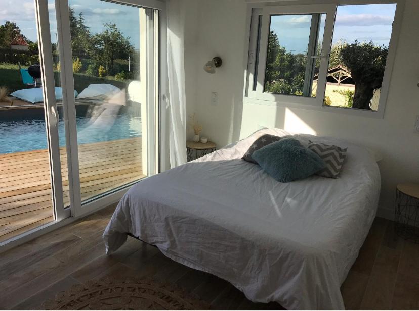 Chambre indépendante dans pool house - Housity