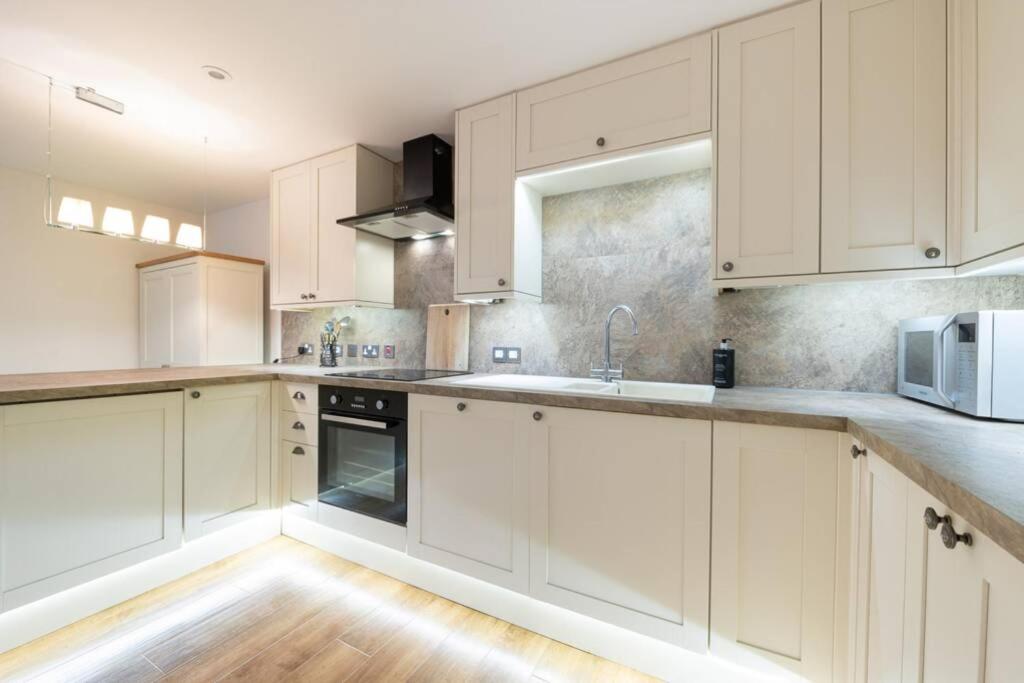 Burlington Place, Shrewsbury. 2 bedroom, private parking, 5 minutes from town - Housity