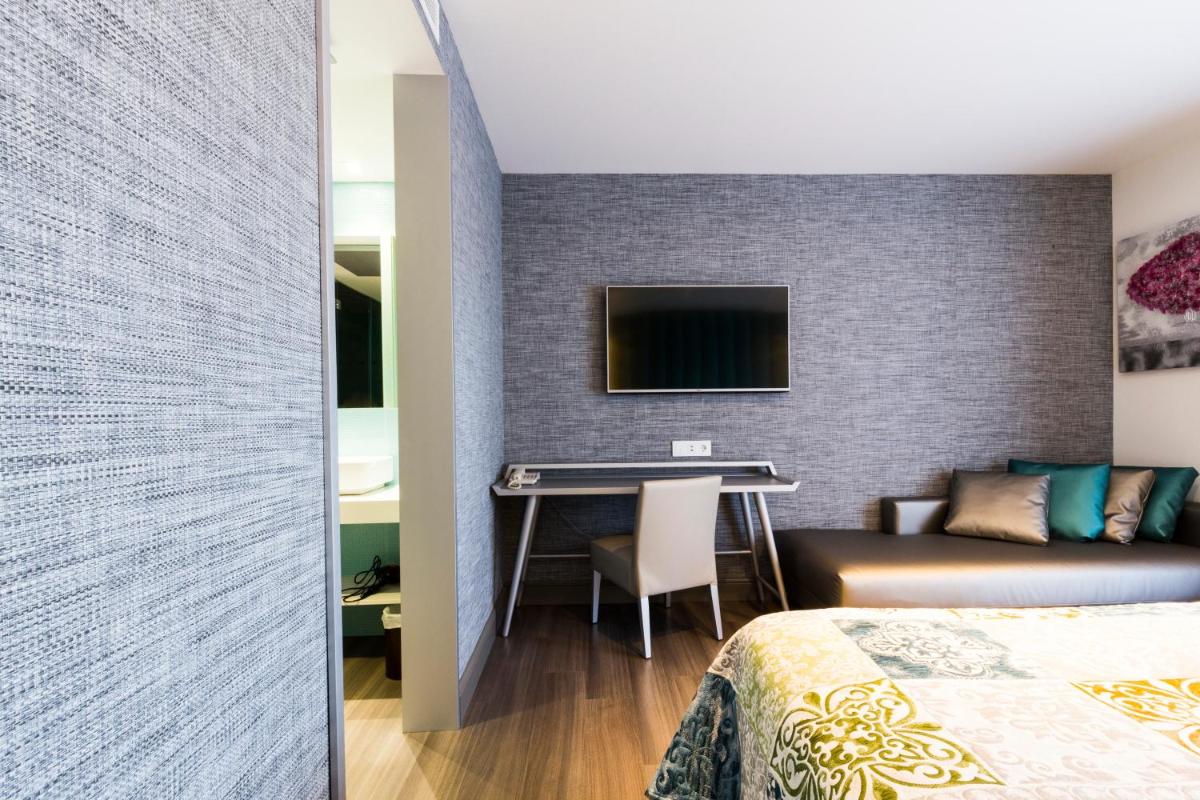Una televisión o centro de entretenimiento en Sant Jordi Boutique Hotel