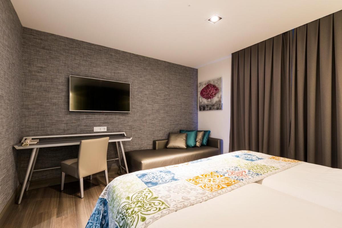 Una televisión o centro de entretenimiento en Sant Jordi Boutique Hotel