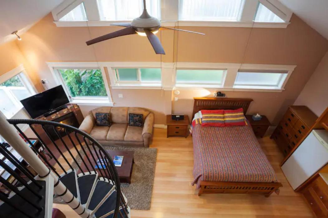 Birds of a Feather Victoria Oceanfront Studio Suites - Housity