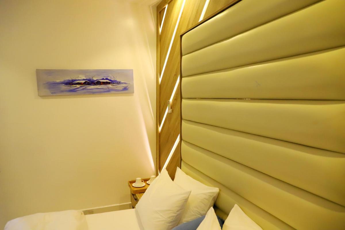 LOTUS EXECUTIVE SUITE, RHODABODE APT. - Housity