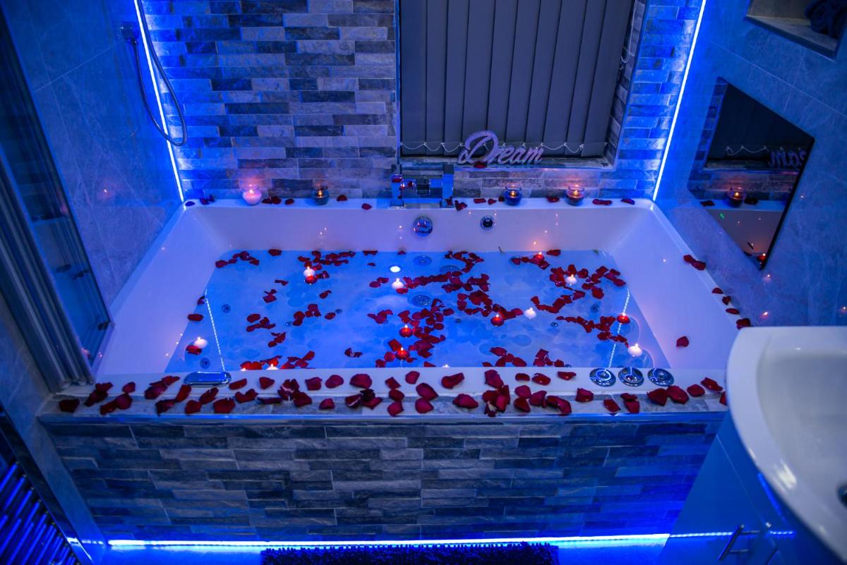 Aphrodite Suites Leeds - Housity