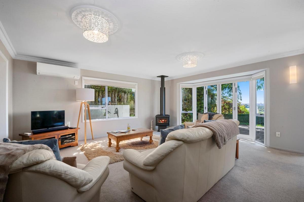 Krissell Castle - Acacia Bay Holiday Home - Housity