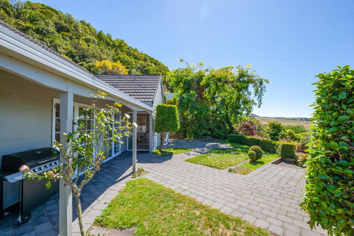 Krissell Castle - Acacia Bay Holiday Home - Housity