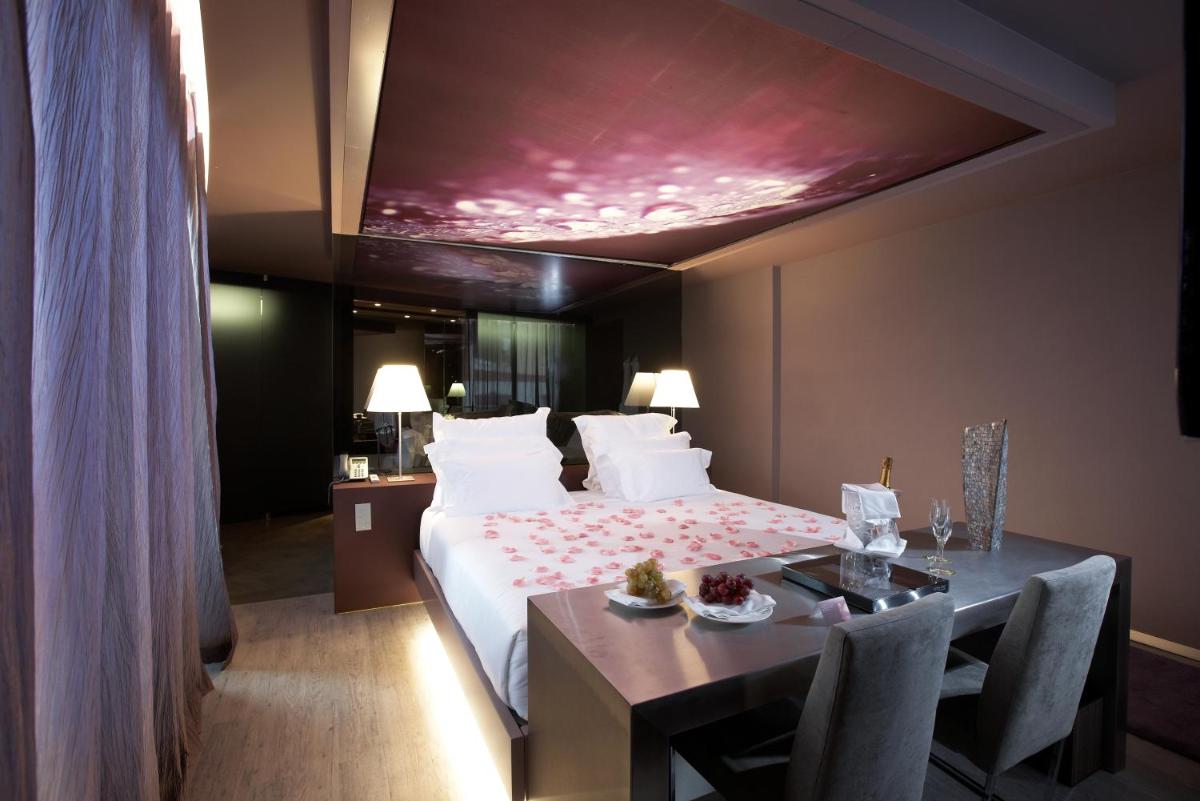Uma cama ou camas num quarto em The Vine Hotel