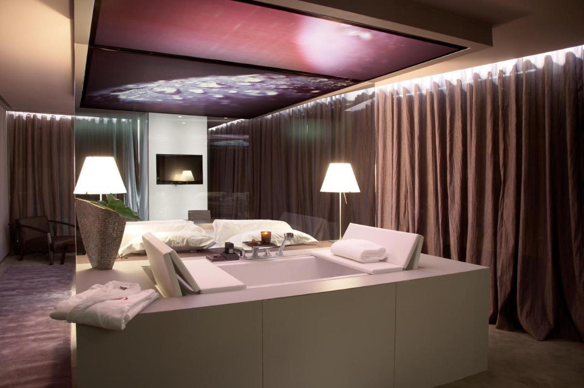 Uma cama ou camas num quarto em The Vine Hotel