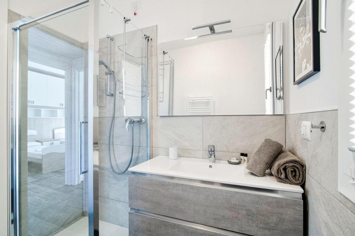 Silvia Lenno House - The House Of Travelers - Housity