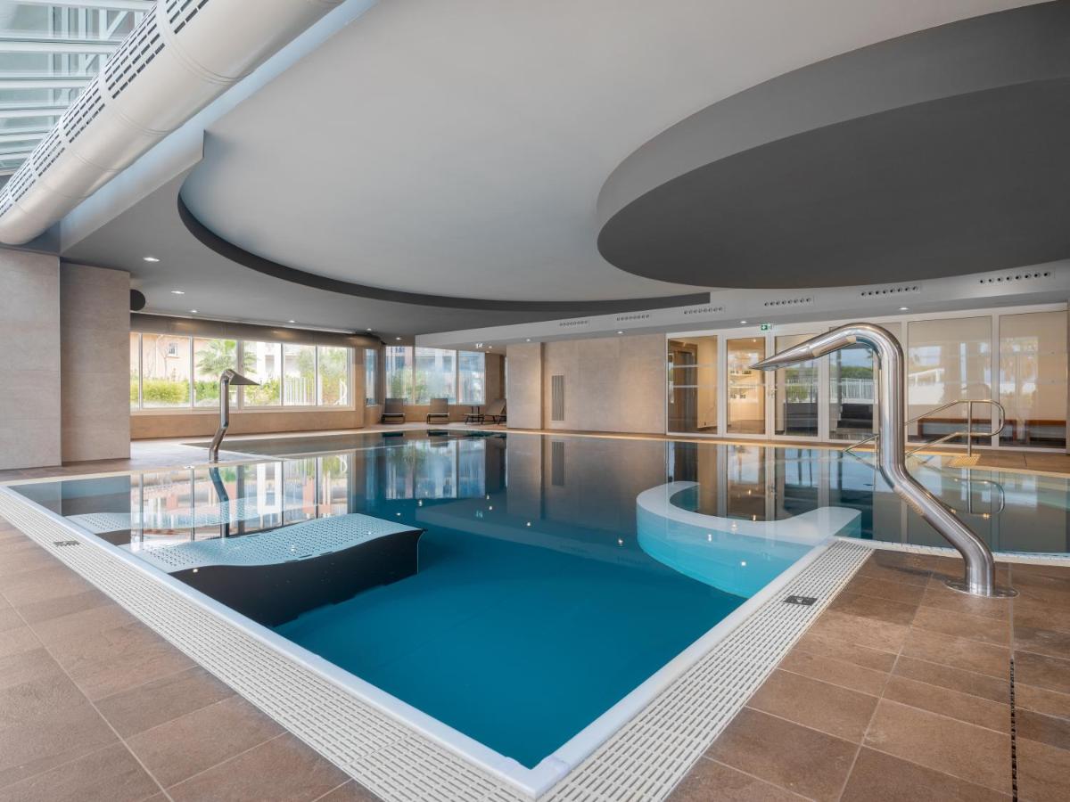 Piscine de l'établissement Mercure Thalasso & Spa Port Fréjus ou située à Fréjus