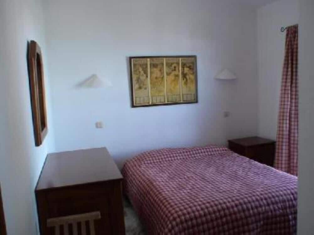 Villa with good garden, berbecue and swimming pool shared in the condominium. - Housity