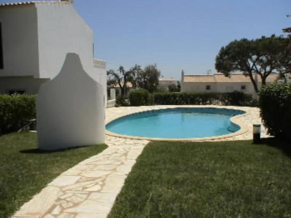 Villa with good garden, berbecue and swimming pool shared in the condominium. - Housity