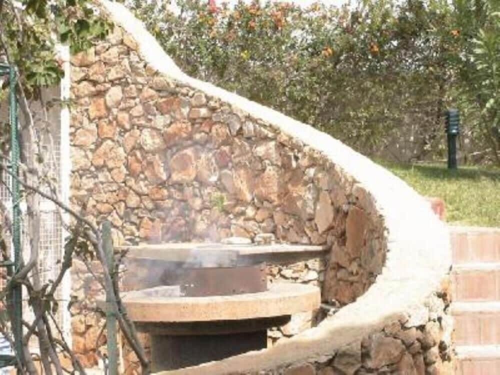 Villa with good garden, berbecue and swimming pool shared in the condominium. - Housity