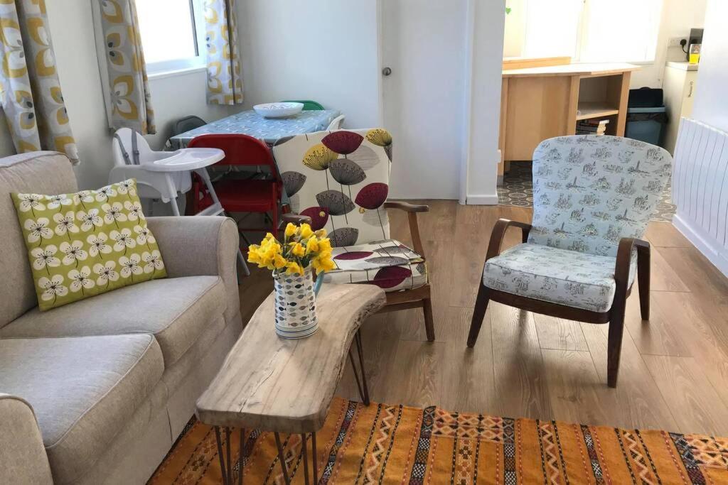 Cosy, Quiet bungalow, one minute from the beach. - Housity