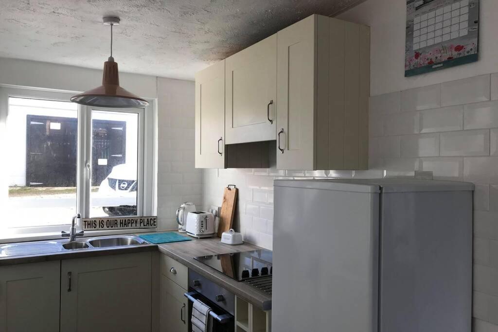 Cosy, Quiet bungalow, one minute from the beach. - Housity