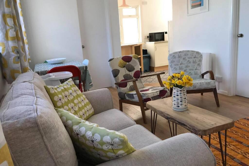 Cosy, Quiet bungalow, one minute from the beach. - Housity