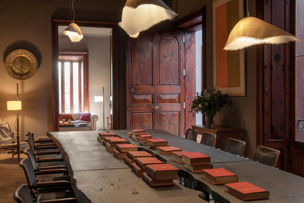una sala de conferencias con una mesa larga y sillas en Hotel Can Cera, en Palma de Mallorca
