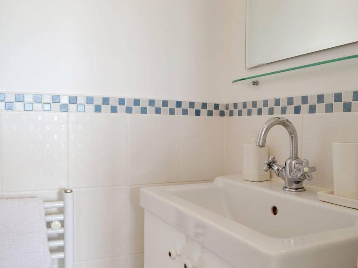 1-Bed Cottage on Coastal Pathway in South Wales - Housity