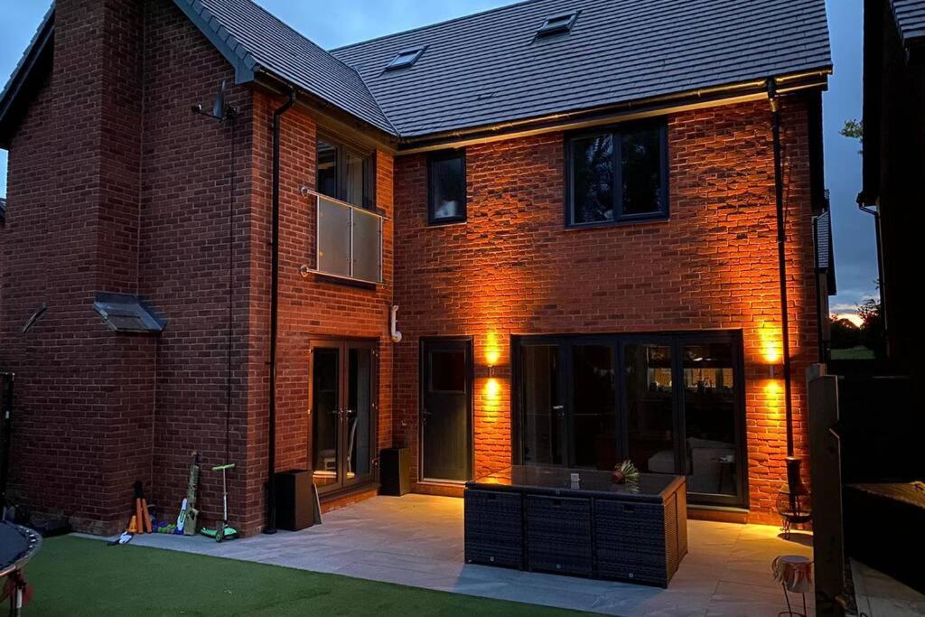 Exclusive 5 Bed Family House in Village Location - Housity