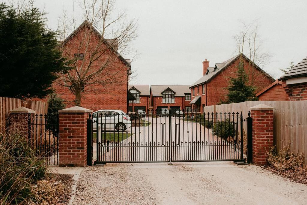 Exclusive 5 Bed Family House in Village Location - Housity