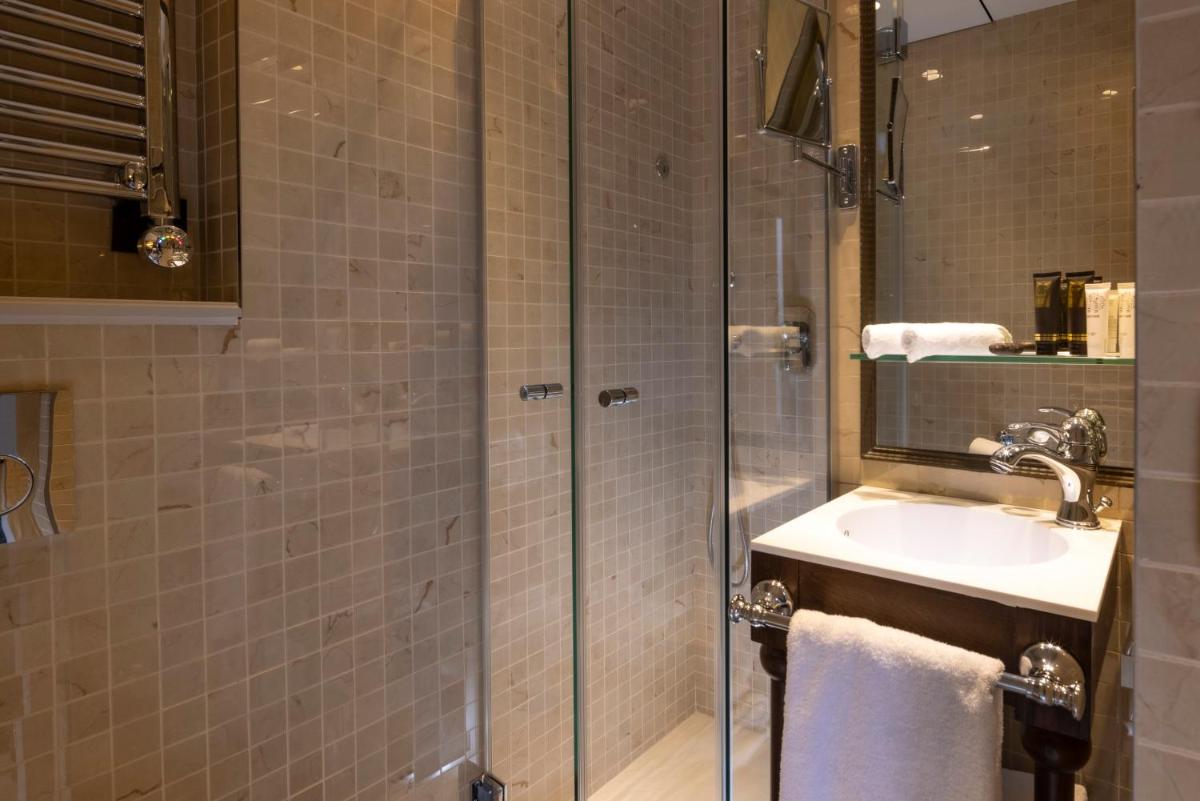 Salle de bains dans l'établissement Hôtel & Spa Vinci Due