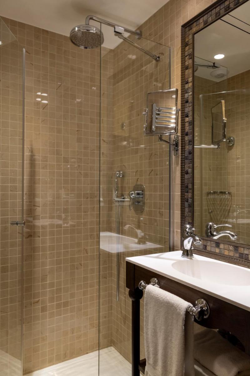 Salle de bains dans l'établissement Hôtel & Spa Vinci Due