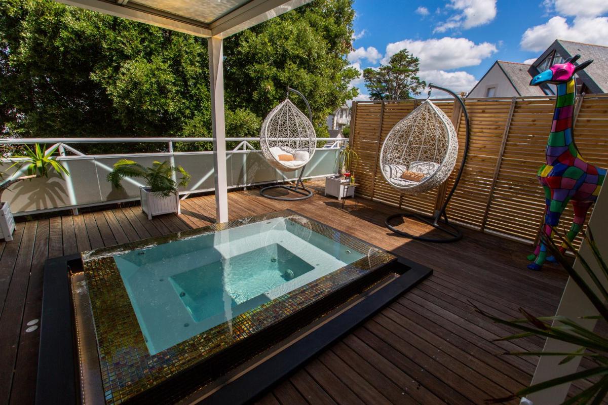 Piscine de l'établissement Le Diana Hôtel & Spa ou située à proximité