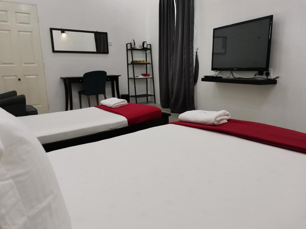 RoomStay Hj Esmon Parit Raja UTHM - Housity