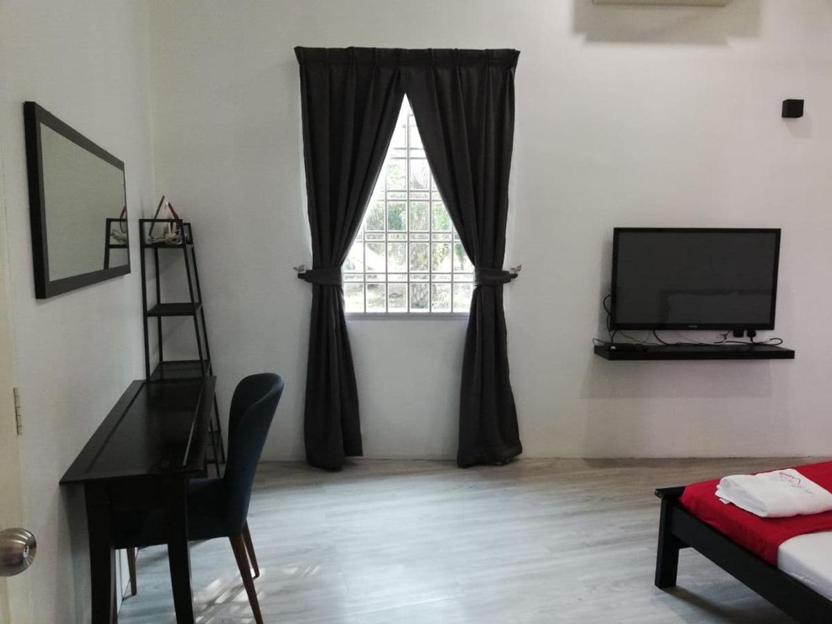 RoomStay Hj Esmon Parit Raja UTHM - Housity