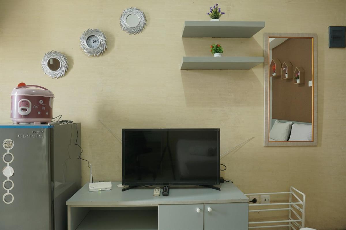 Comfort and Strategic Studio Apartment Margonda Residence 2 near UI By Travelio - Housity