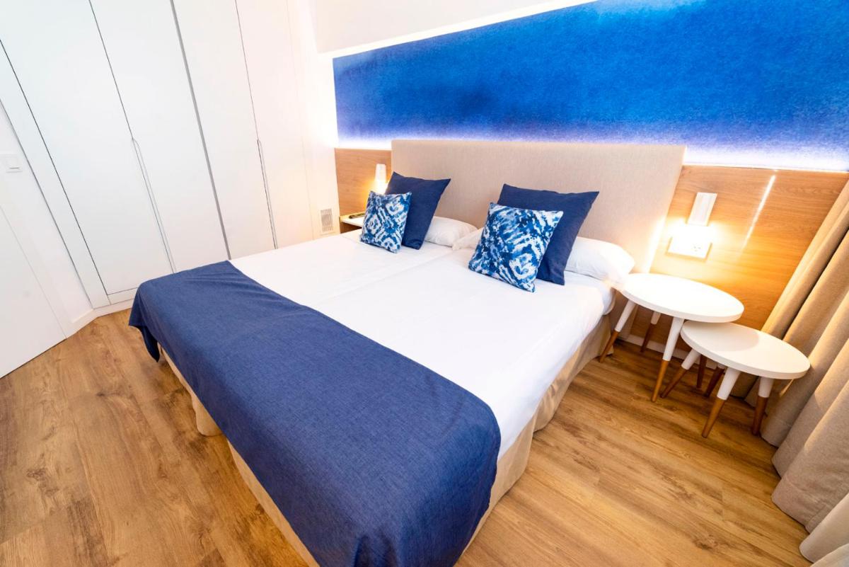 Cama o camas de una habitación en Parque Nereida Suites Hotel