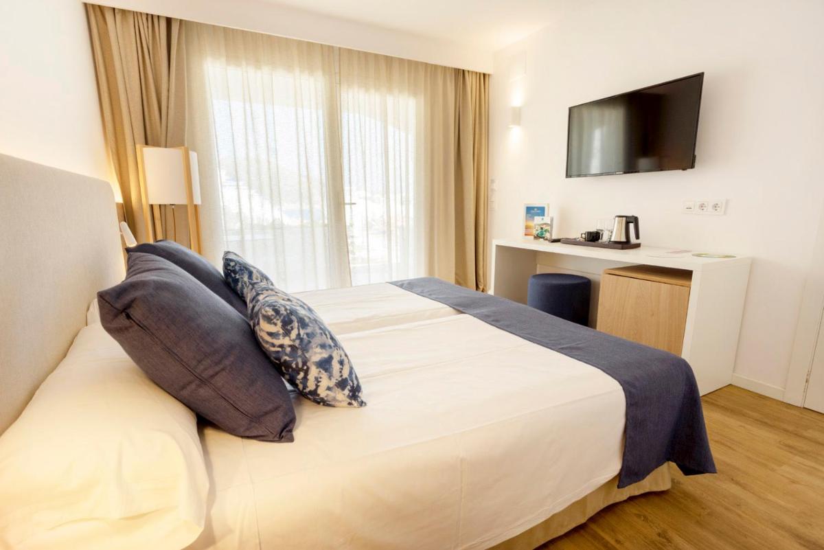 Cama o camas de una habitación en Parque Nereida Suites Hotel