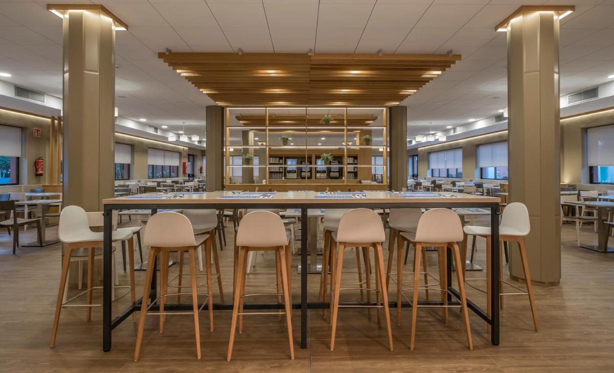 Un restaurante o sitio para comer en Rosamar & Spa 4*s