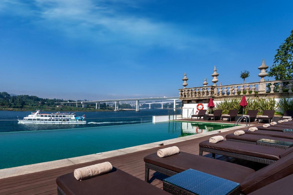 um resort com um navio de cruzeiro na água em Pestana Palacio do Freixo, Pousada & National Monument - The Leading Hotels of the World no Porto