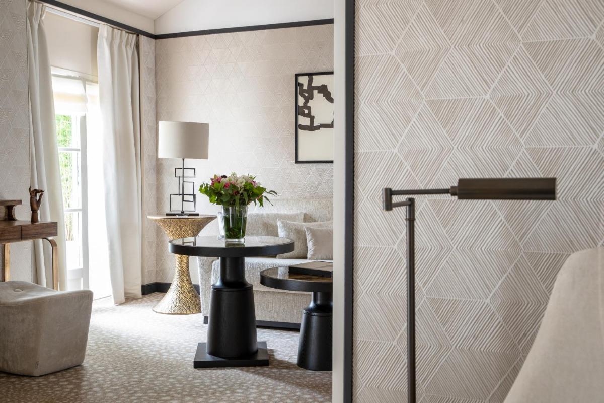- un salon avec une table dans une pièce dans l'établissement Esprit Saint Germain, à Paris