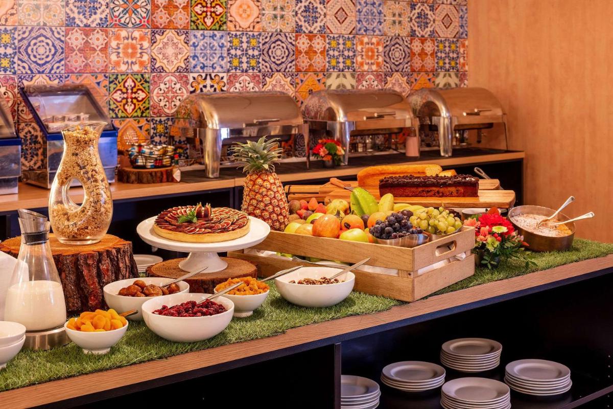 - un buffet de fruits et légumes sur une table dans l'établissement Le M & Spa Bordeaux Aéroport by Hôtels & Préférence, à Mérignac