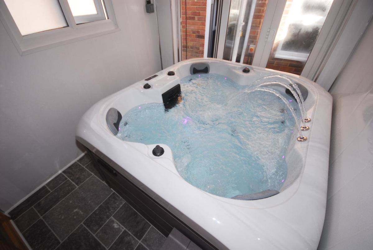 Family Holiday Home with Hot Tub & Sauna Sleeps 8 - Hizvo