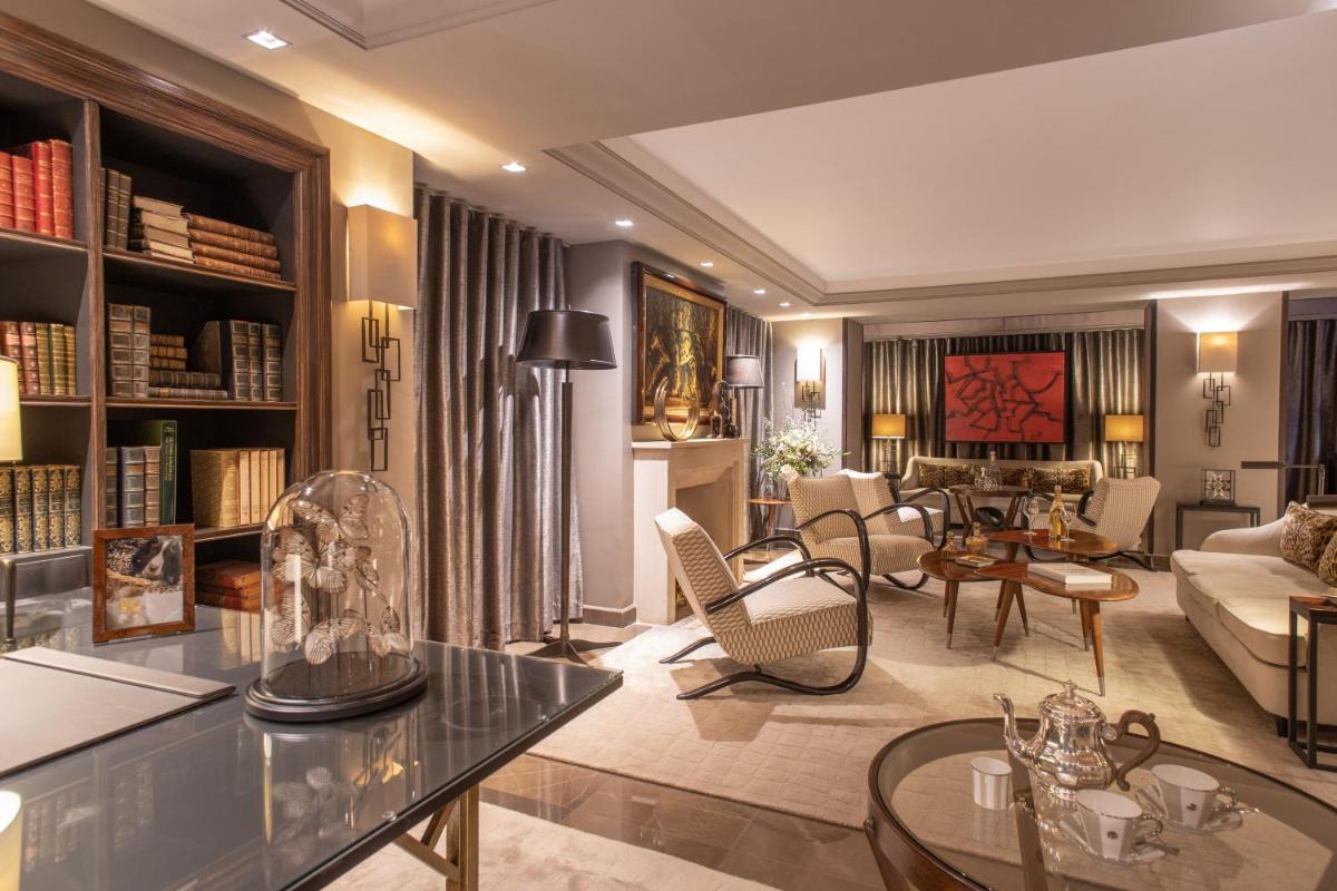 un salon avec un canapé et une table dans l'établissement Esprit Saint Germain, à Paris