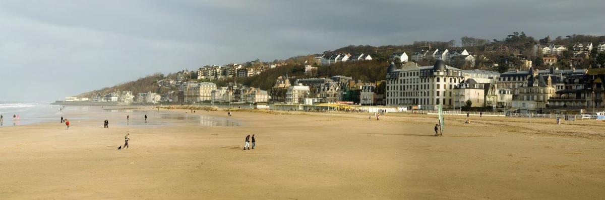 Trouville sur mer vue sur la Touque - Housity