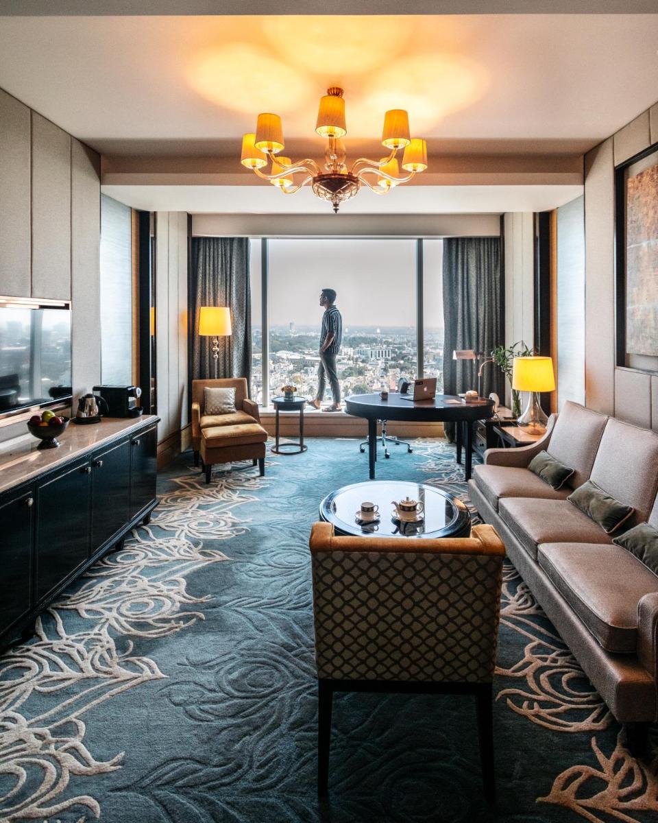 a living room with a couch and a table at Shangri-La Bengaluru in Bengaluru a living room with a couch and a table at Shangri-La Bengaluru in Bengaluru