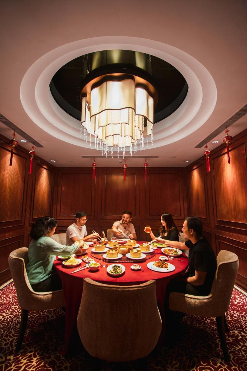 a group of people sitting around a table eating at Shangri-La Bengaluru in Bengaluru a group of people sitting around a table eating at Shangri-La Bengaluru in Bengaluru