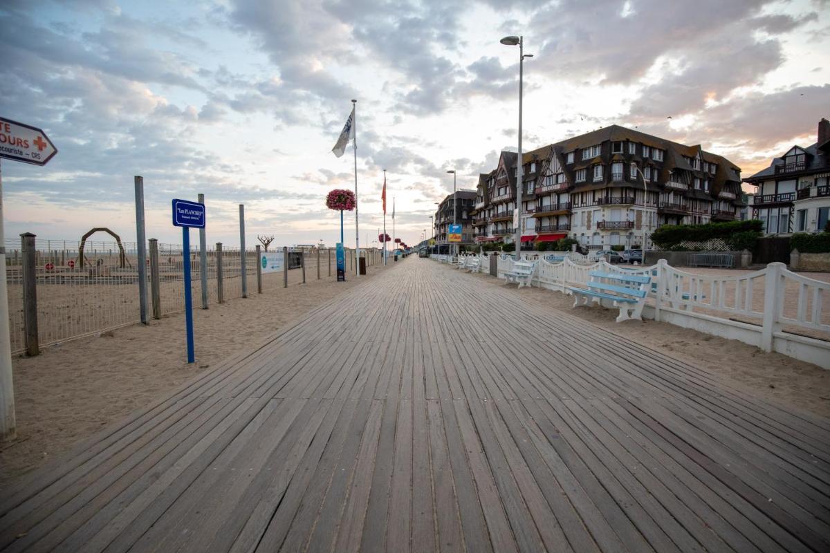 Trouville sur mer vue sur la Touque - Housity