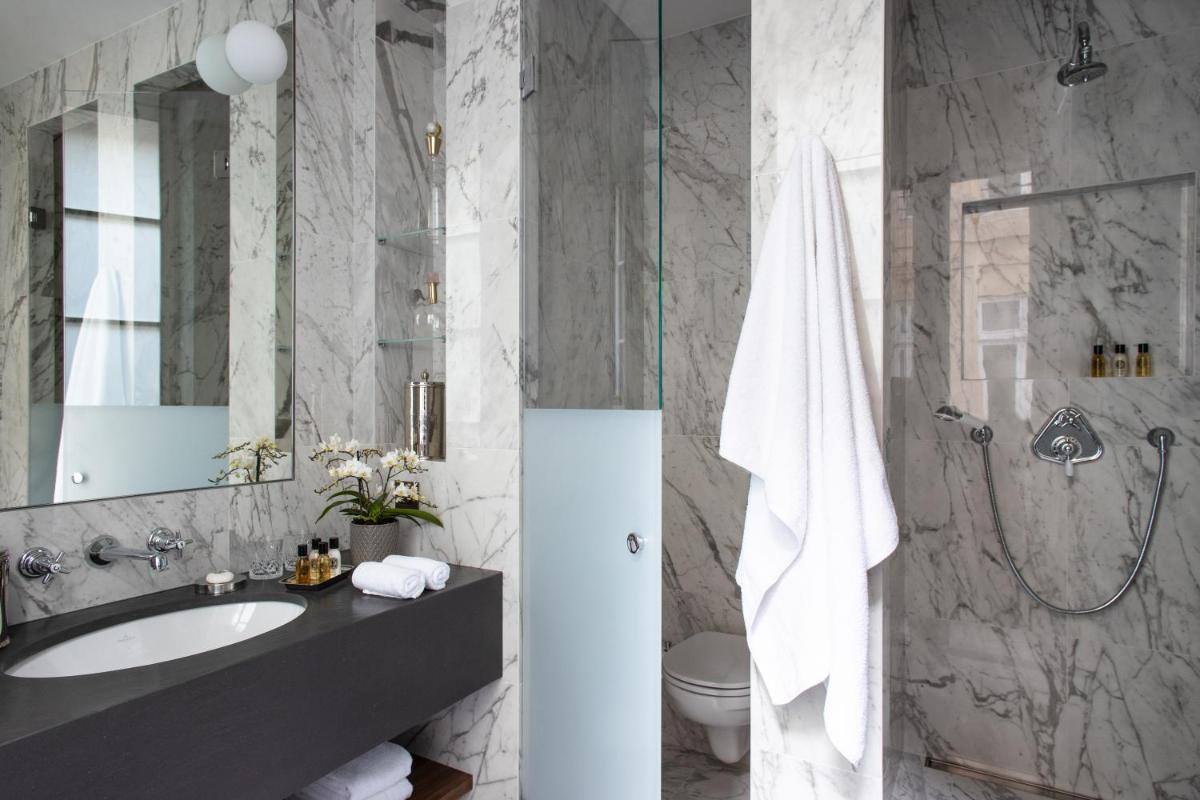 Salle de bains dans l'établissement Esprit Saint Germain