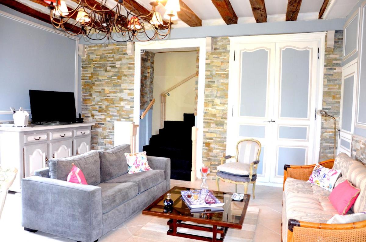 Maison de charme au coeur du Blanc avec spa et jardin - Housity