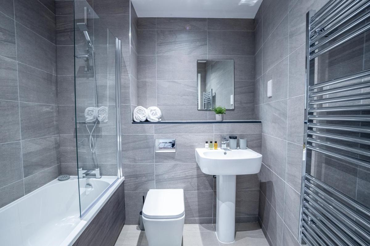 Great Central 2 Bed Apartments near City Centre Opulent Living Serviced Accommodation Sheffield - Housity