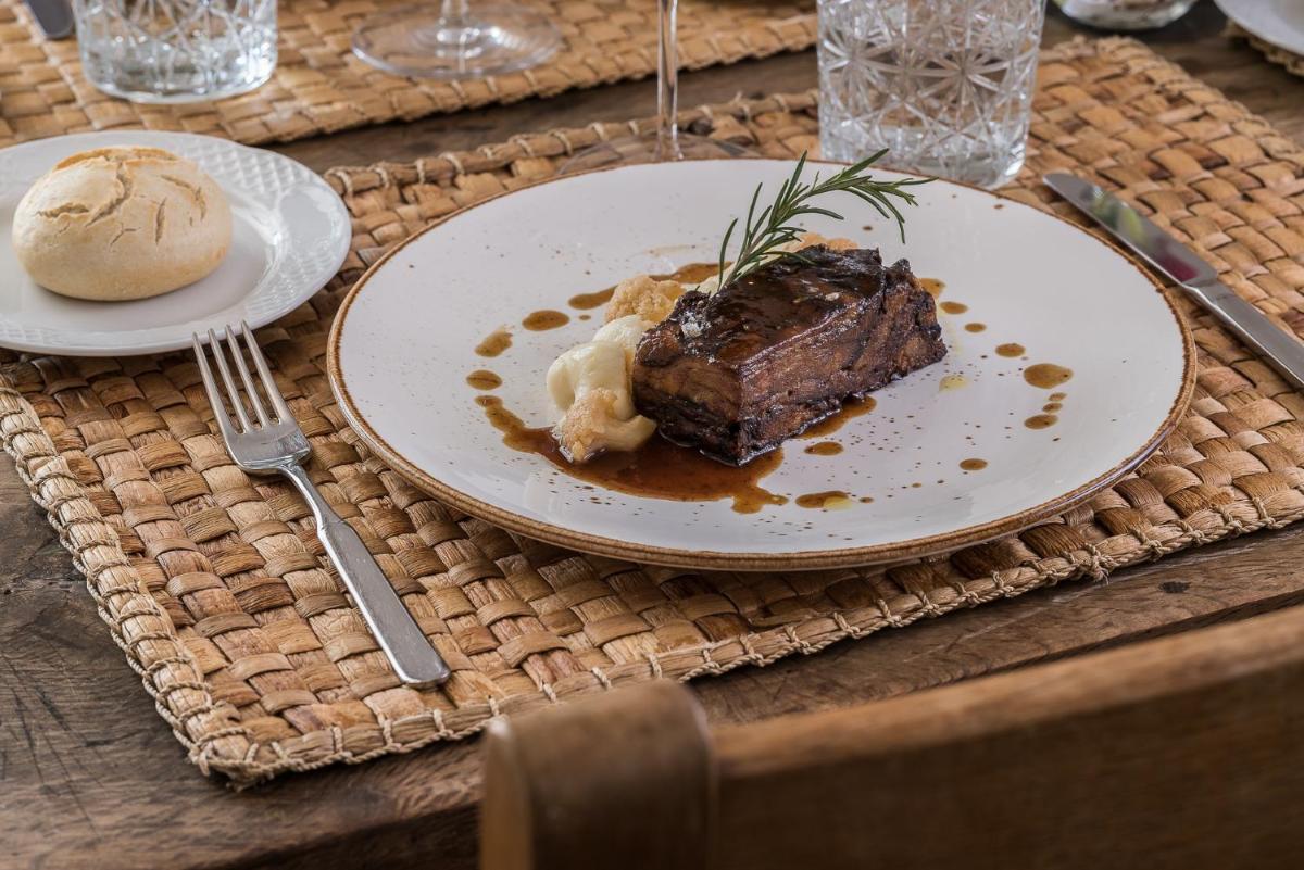 Comida en o cerca de este hotel