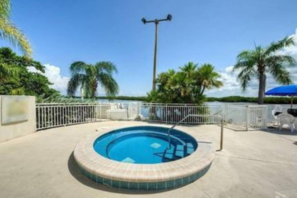 Sea Spray, Studio 114, Beach steps away! pool+WiFi - Housity