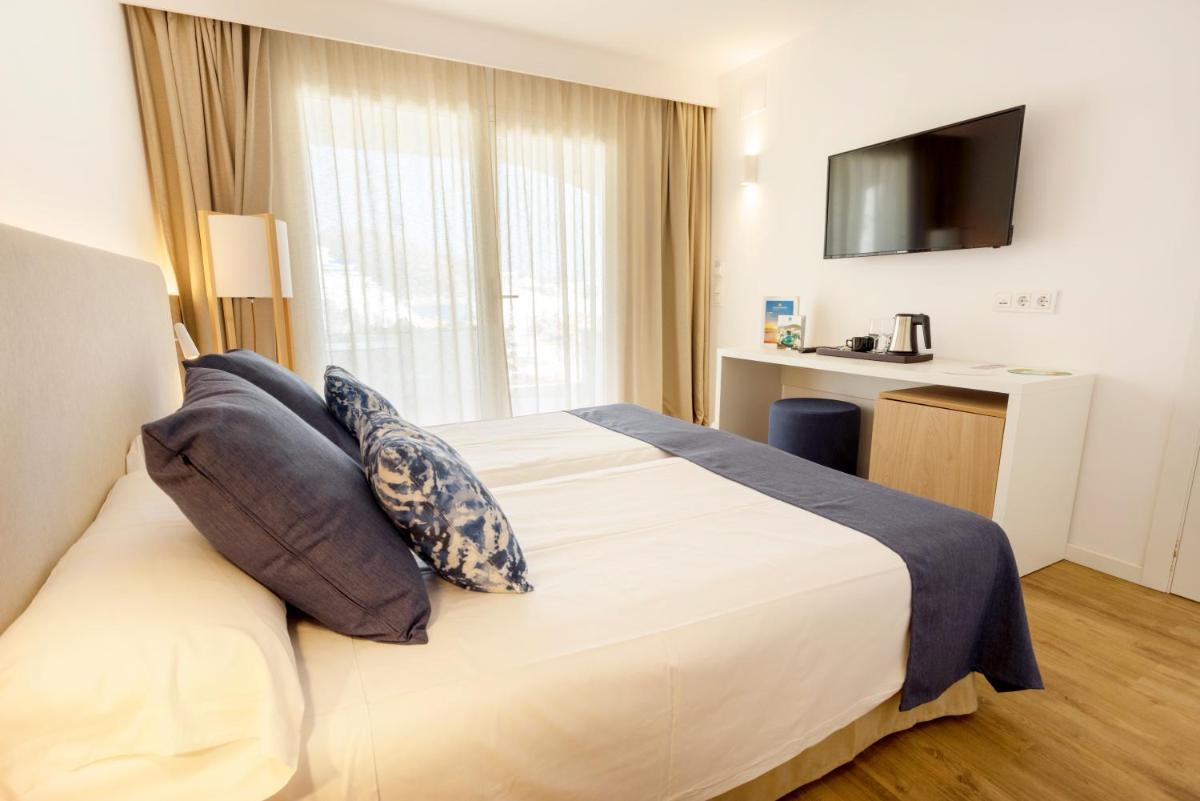 Cama o camas de una habitación en Parque Nereida Suites Hotel