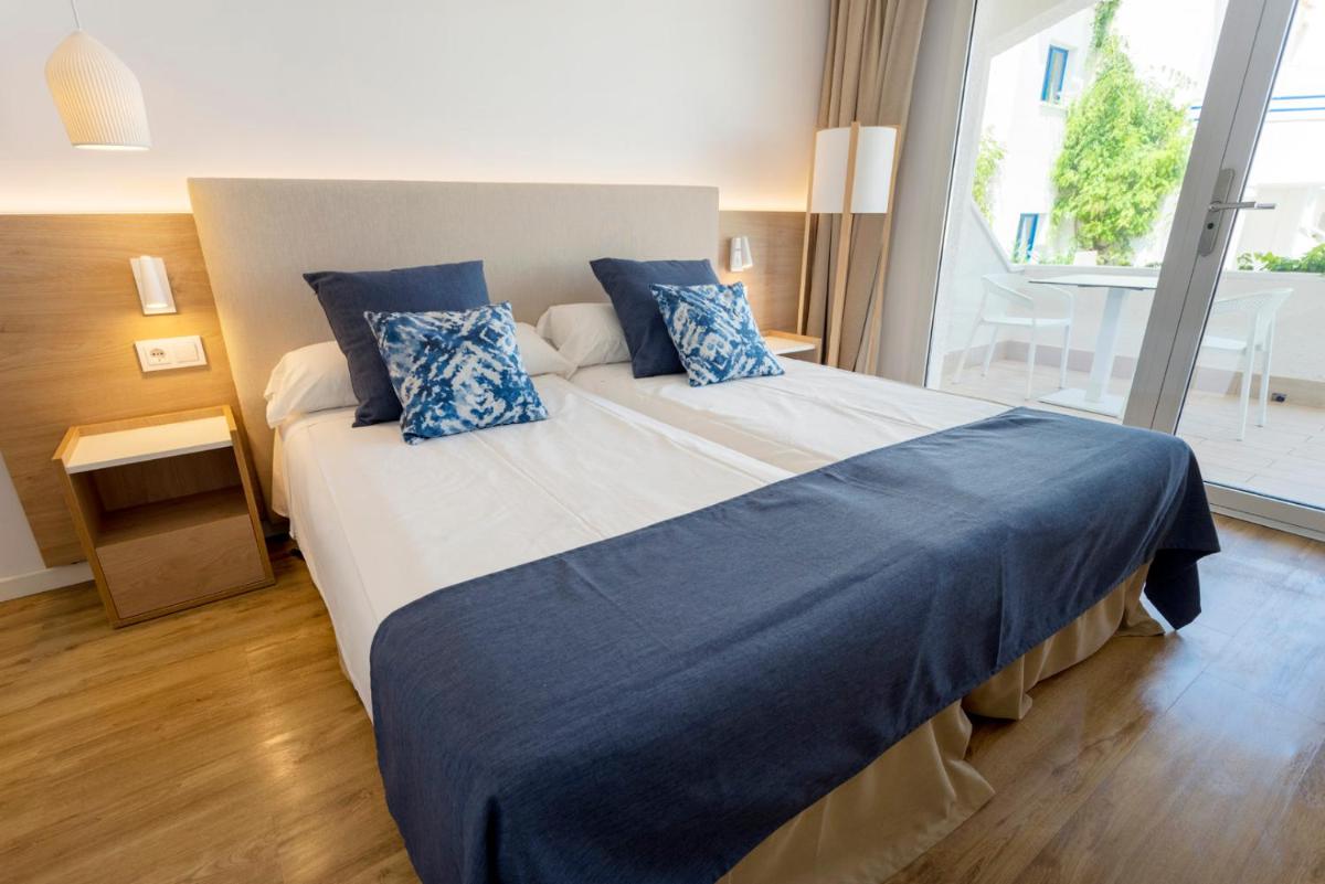 Cama o camas de una habitación en Parque Nereida Suites Hotel