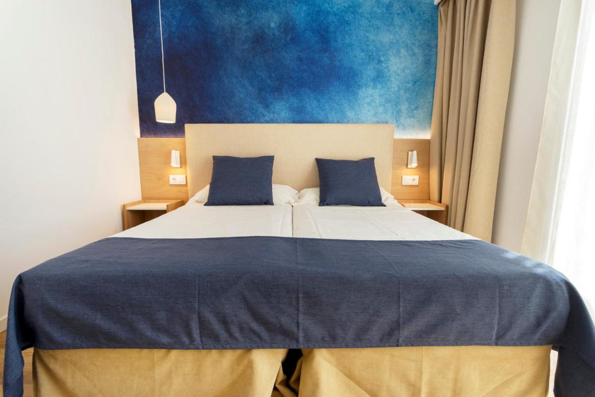 Cama o camas de una habitación en Parque Nereida Suites Hotel