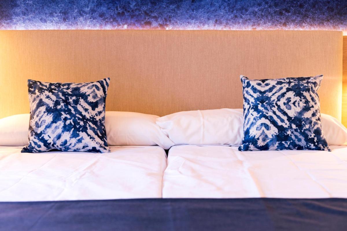 Cama o camas de una habitación en Parque Nereida Suites Hotel